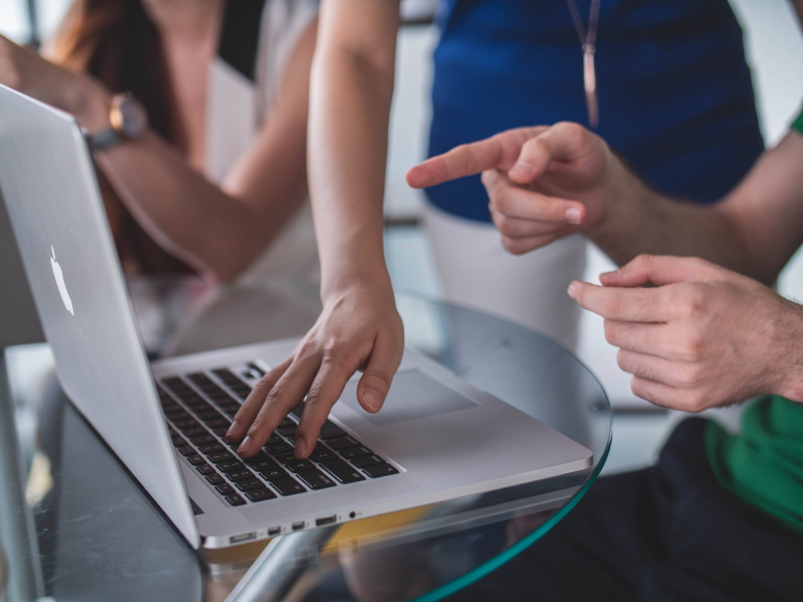 Réunion de travail autour de la rédaction du cahier des charges pour la création du site Internet d'une entreprise